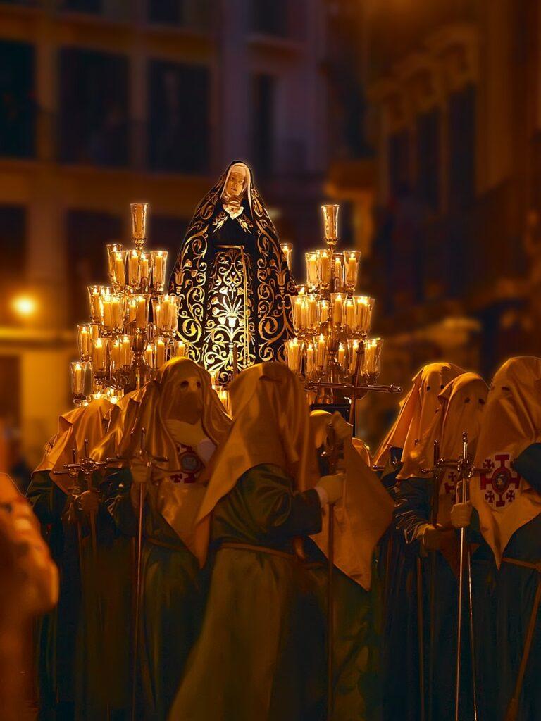 Procesión de Semana Santa con imagen de la Virgen María