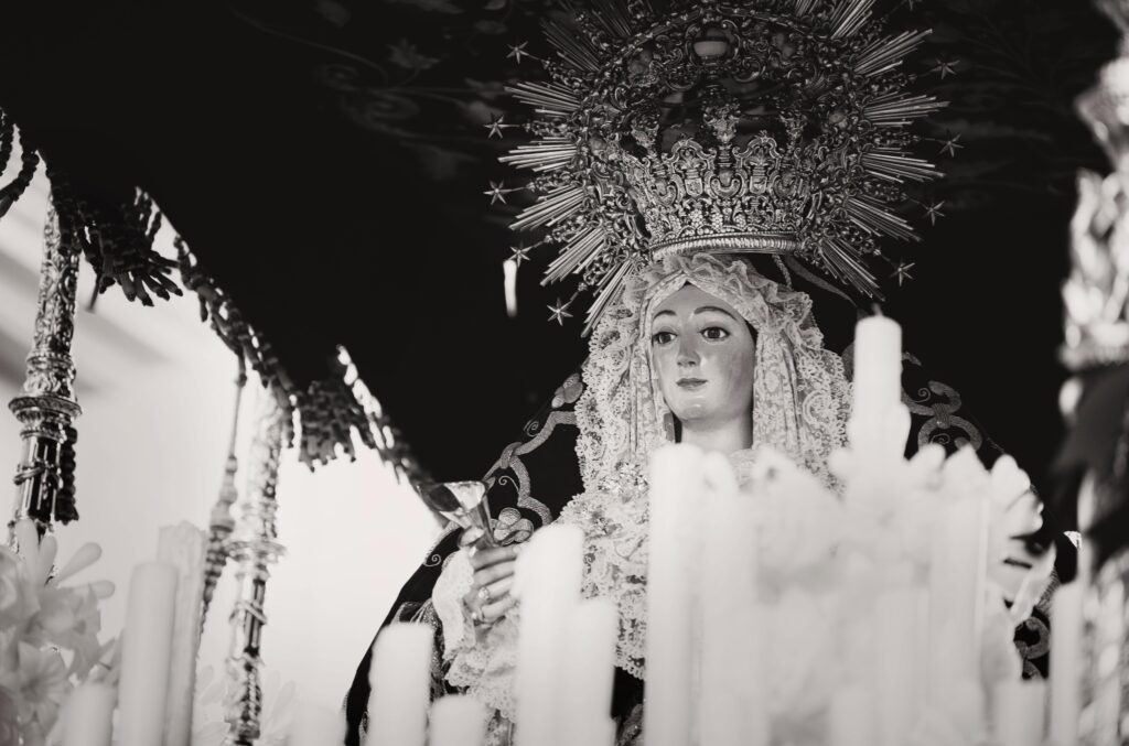 Imagen de la Virgen María en procesión de Semana Santa