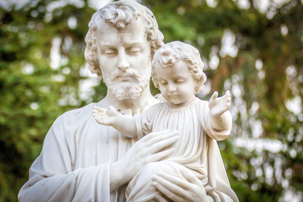 Estatua de San José con el Niño Jesús